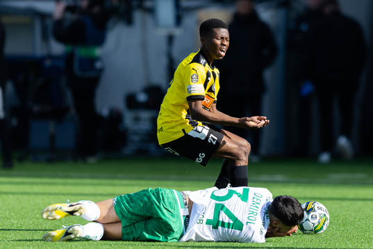 Häckens Akoua Romeo Amane får frispark mot sig