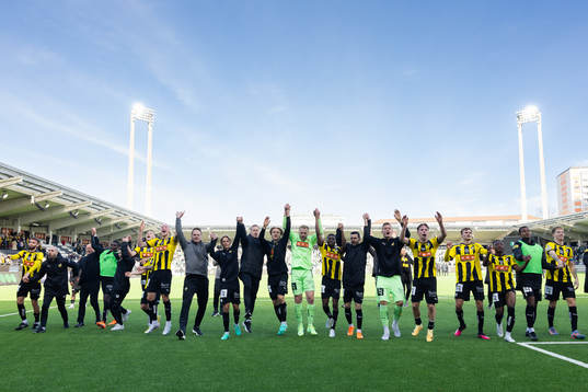 Häckens spelare jublar