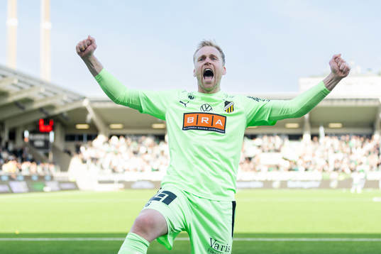 Häckens målvakt Peter Abrahamsson jublar framför klacken