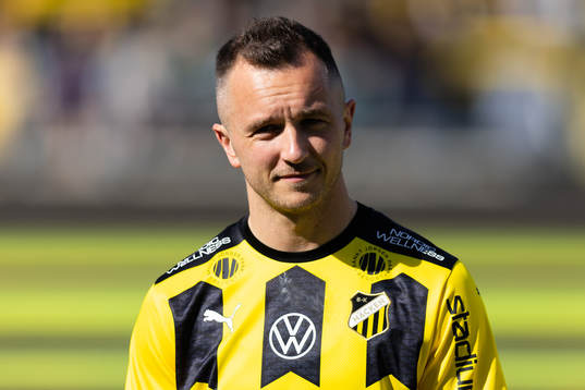 Häckens Even Hovland på line up innan fotbollsmatchen i