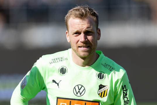 Häckens målvakt Peter Abrahamsson på line up innan