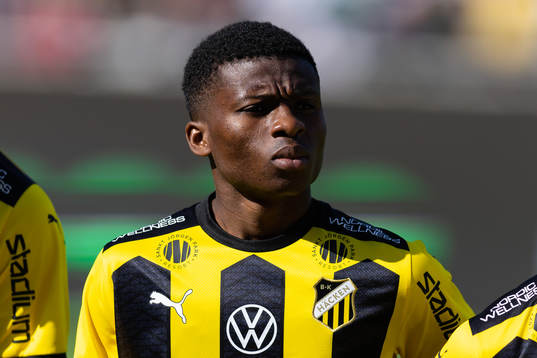 Häckens Akoua Romeo Amane  på line up innan