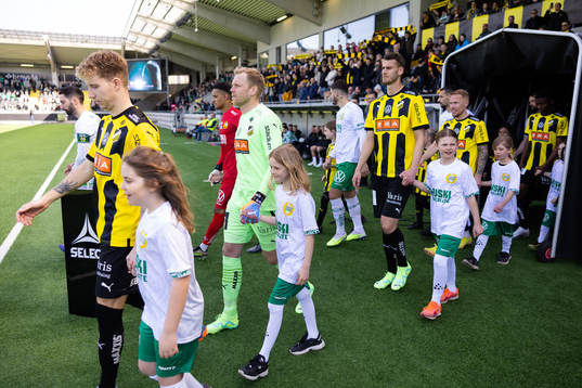 Lagen på väg in för line up, fr.v. Samuel Gustafson,