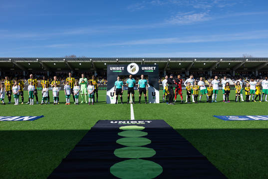 Lagen och domarna på line up innan fotbollsmatchen i