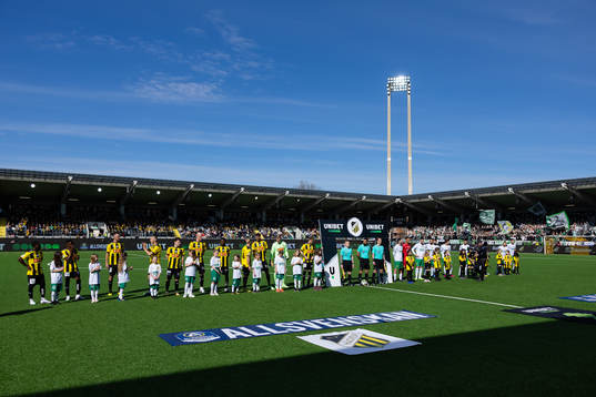 Lagen och domarna på line up innan fotbollsmatchen i