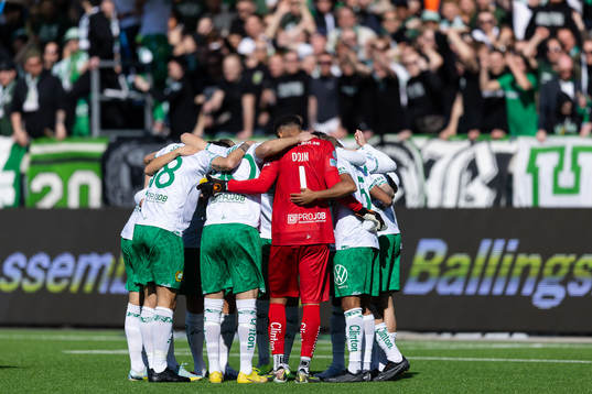 Hammarbys spelare samlade innan fotbollsmatchen i