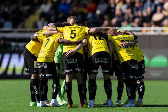 Häckens spelare samlade innan fotbollsmatchen i