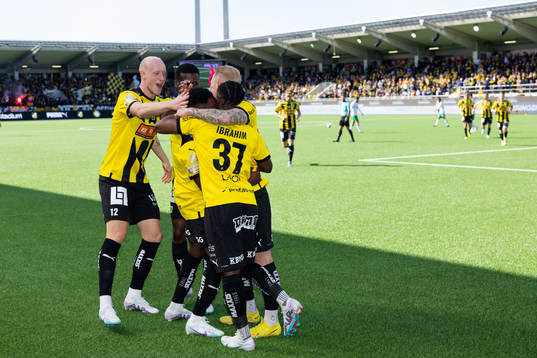 Häckens Benie Adama Traore jublar med lagkamrater