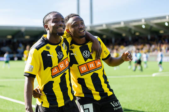 Häckens Ibrahim Sadiq och Benie Adama Traore jublar