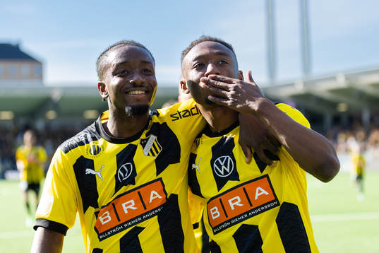 Häckens Ibrahim Sadiq och Benie Adama Traore jublar