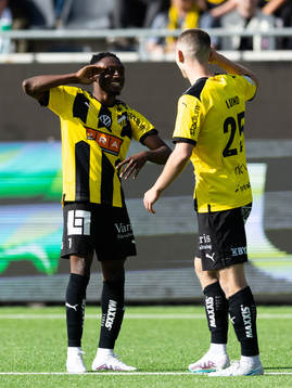 Häckens Benie Adama Traore jublar ihop med Kristoffer Lund