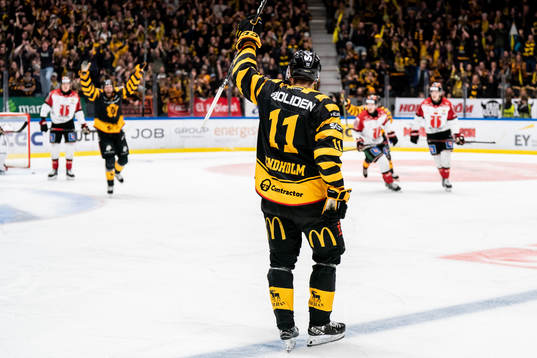 Skellefteås Max Lindholm jublar