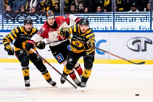 Örebros Leo Carlsson mot Skellefteås Pär Lindholm och