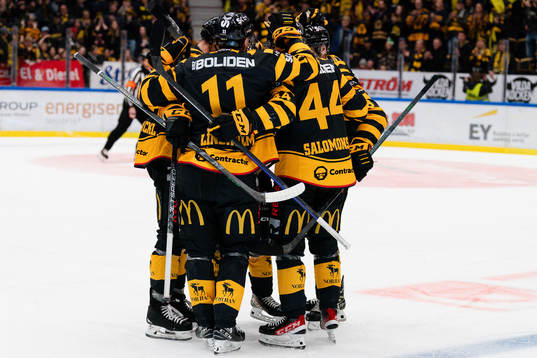 Skellefteås Max Lindholm jublar