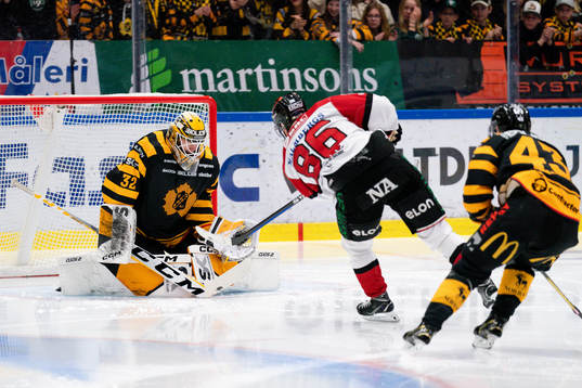 Skellefteås målvakt Linus Söderström mot Örebros