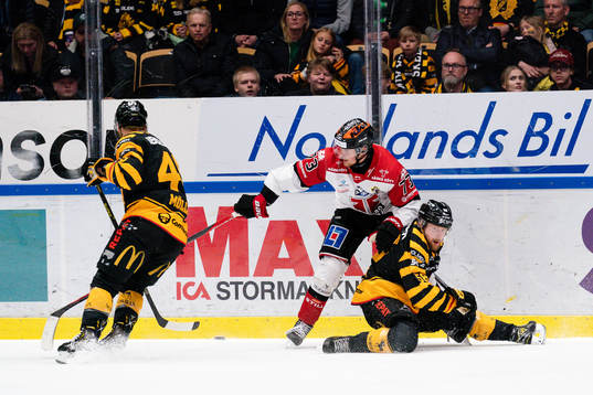 Skellefteå AIKs Oskar Nilsson mot Örebros Oliver Eklind