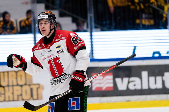 Örebros Robert Leino jublar