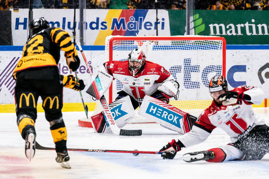 Skellefteås Jonathan Johnsson oroar mot Örebros målvakt