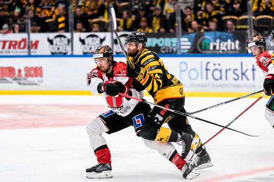 Örebros Philip Holm och Skellefteås Tom Kühnhackl