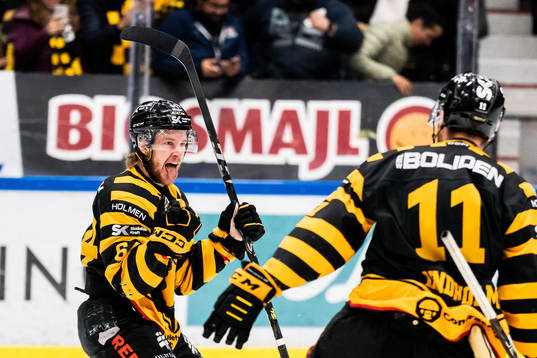 Skellefteås Jonathan Pudas jublar