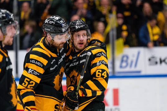 Skellefteås Arvid Lundberg och Jonathan Pudas jublar