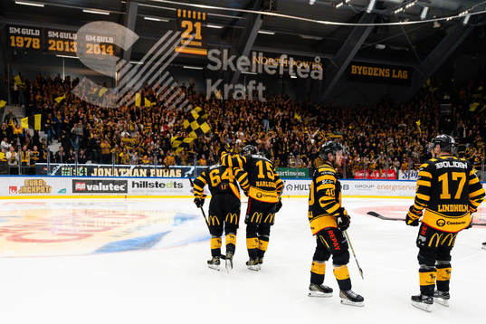 Skellefteås Jonathan Pudas och Melker Karlsson firar