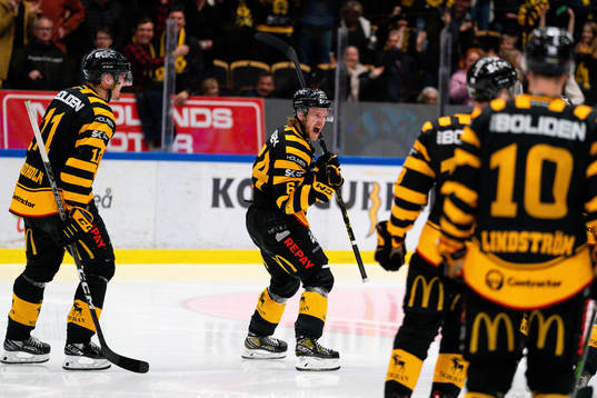 Skellefteås Jonathan Pudas jublar