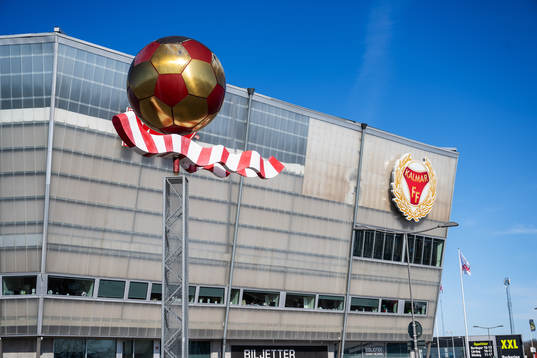 En staty samt Kalmars klubbmärke utanför Guldfågeln Arena