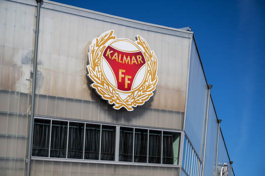 Kalmars klubbmärke på Guldfågeln Arena
