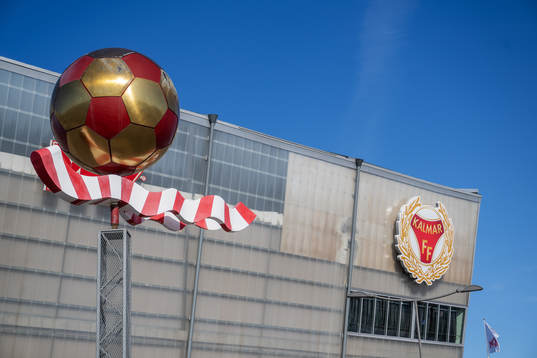 En staty samt Kalmars klubbmärke utanför Guldfågeln Arena