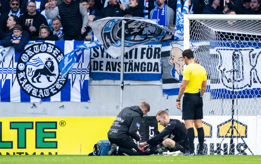 IFK Göteborgs målvakt Pontus Dahlberg får vård