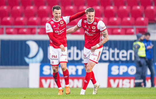 Kalmars Simon Skrabb jublar med Mileta Rajovic