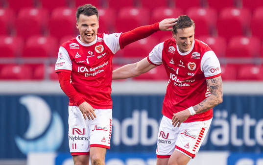 Kalmars Simon Skrabb jublar med Mileta Rajovic
