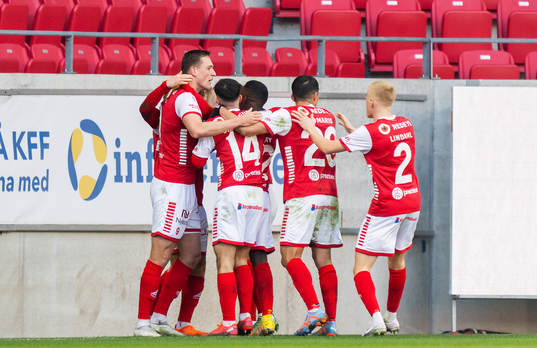 Kalmars Simon Skrabb jublar med lagkamrater