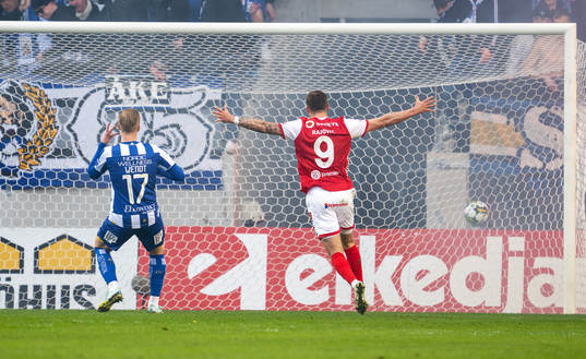 Kalmars Simon Skrabb (ej i bild) gör 1-0 och Mileta