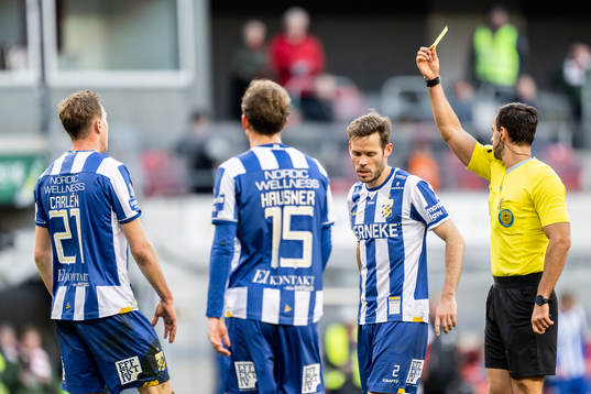 IFK Göteborgs Adam Carlén får gult kort