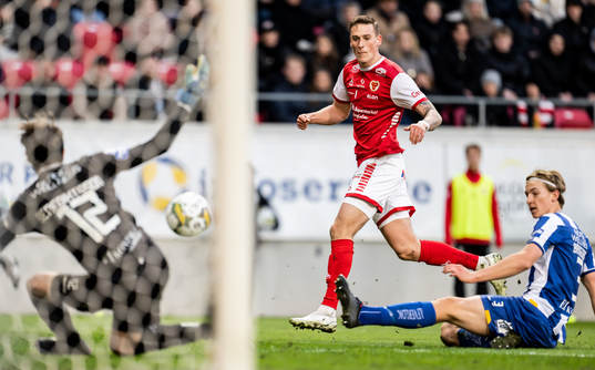 Kalmars Mileta Rajovic mot IFK Göteborgs målvakt Adam