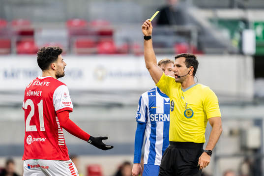 Kalmars Deniz Hummet får gult kort av domare Granit