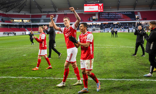 Kalmars Mileta Rajovic och Romario Pereira Sipiao jublar