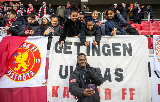 Kalmars Nahom Girmai Netabay tar selfies med fansen
