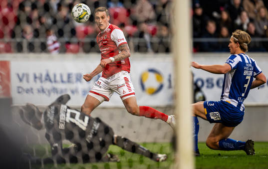 Kalmars Mileta Rajovic mot IFK Göteborgs målvakt Adam