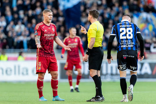 Djurgårdens Victor Edvardsen reagerar mot ett domslut