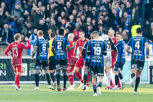 Djurgårdens målvakt Jacob Widell Zetterström får rött