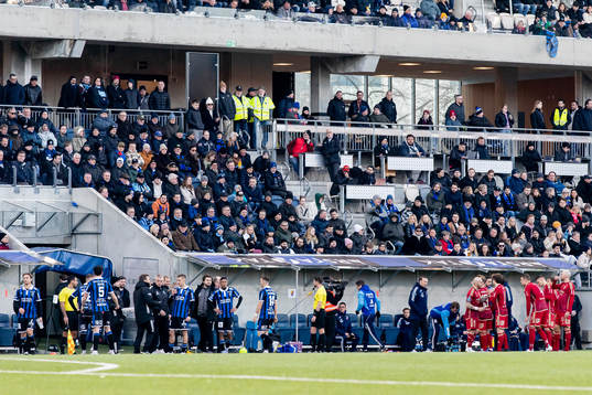Matchen stoppas pga inkastade föremål
