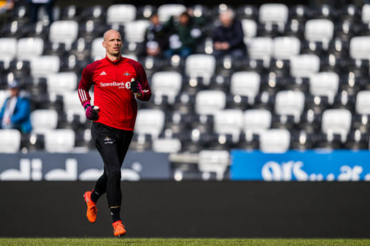Andre Hansen of Rosenborg warms up