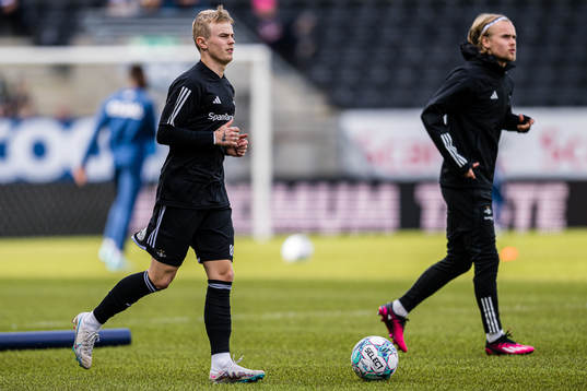 Kristall Mani Ingason of Rosenborg warms up
