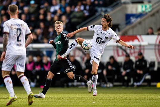 Kristall Mani Ingason of Rosenborg and Markus Solbakken of