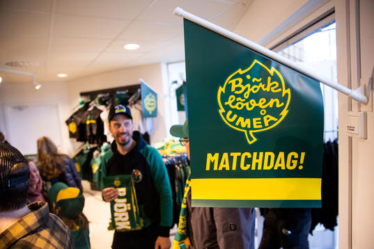En flagga med Björklövens logga