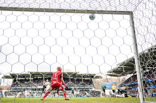 Lars-Jørgen Salvesen of Viking missing a chance to score