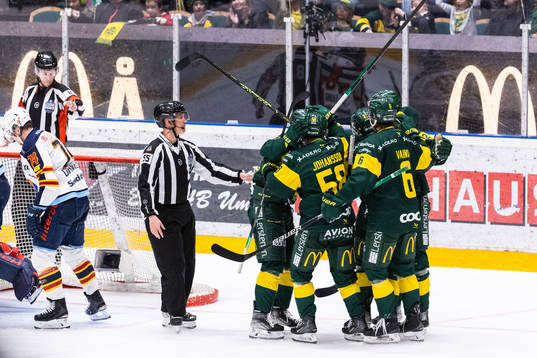 Björklövens Jacob Olofsson jublar med lagkamrater